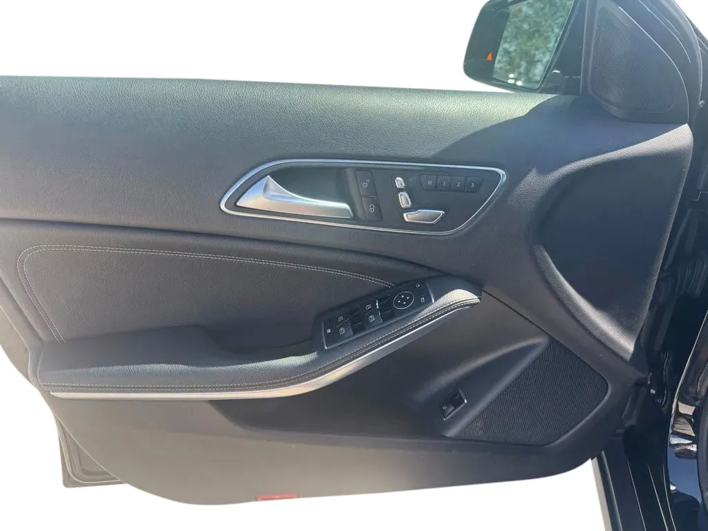Mercedes-Benz GLA photo 12
