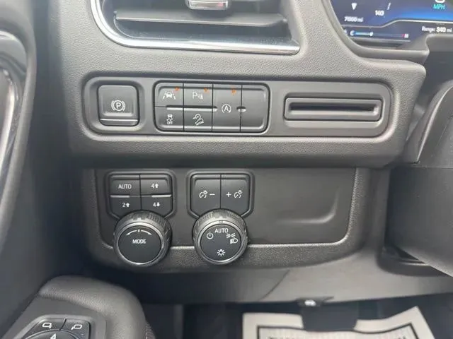 Chevrolet Suburban photo 23