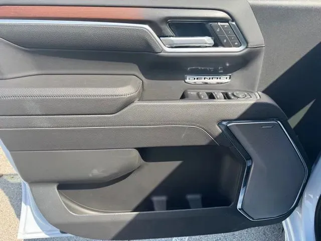 GMC Sierra photo 12