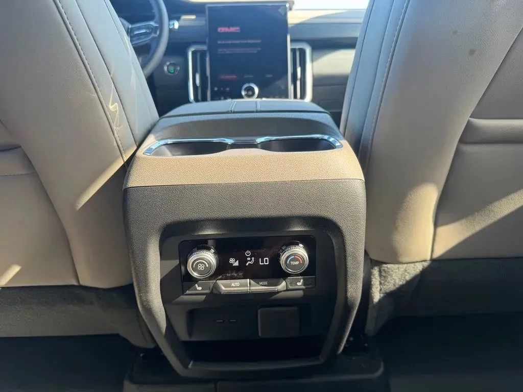 GMC Acadia photo 18