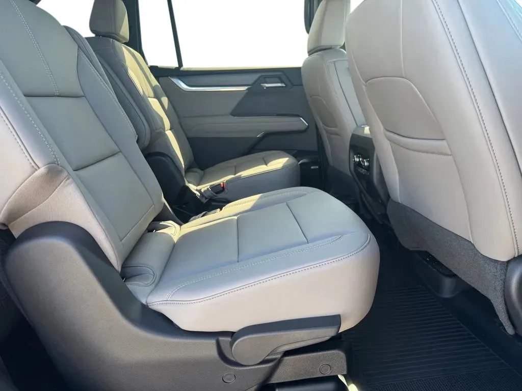 GMC Acadia photo 16