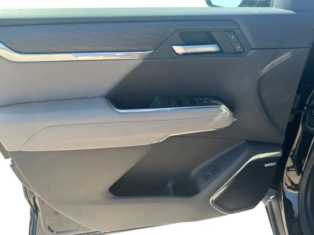 GMC Acadia photo 11