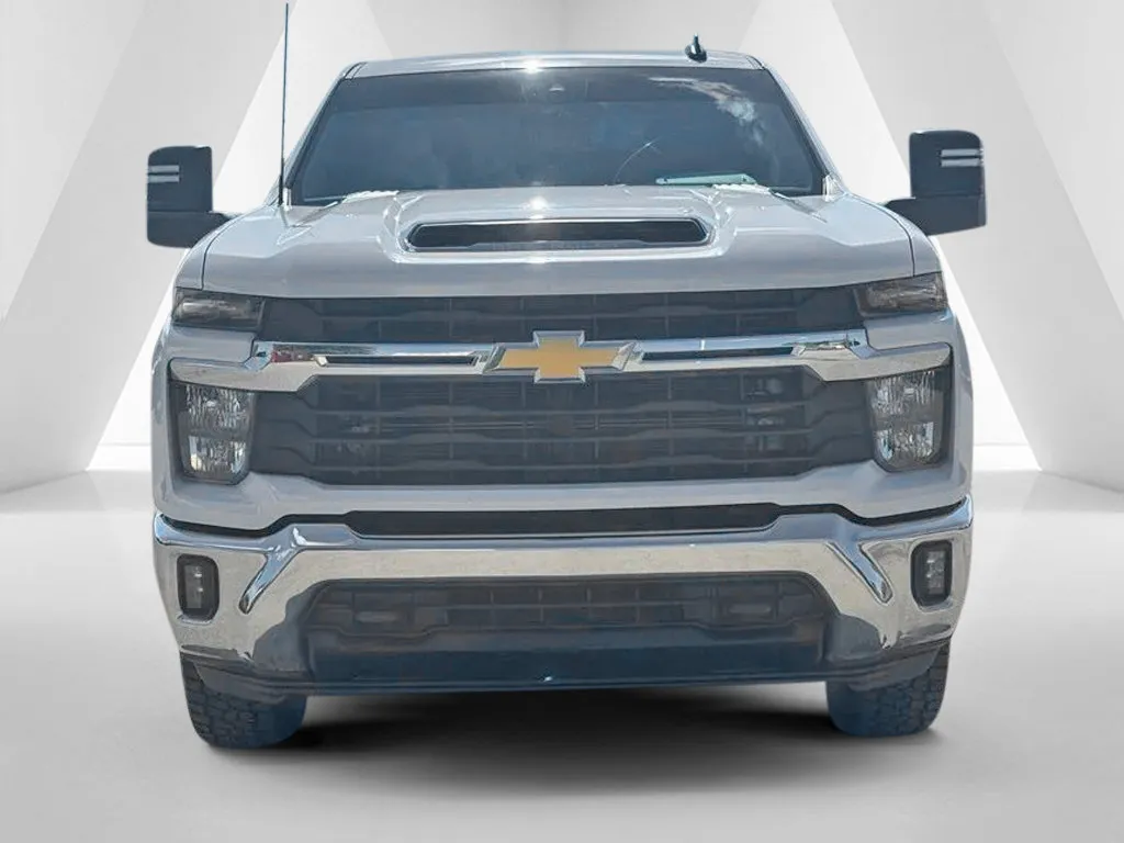 Chevrolet Silverado photo 2