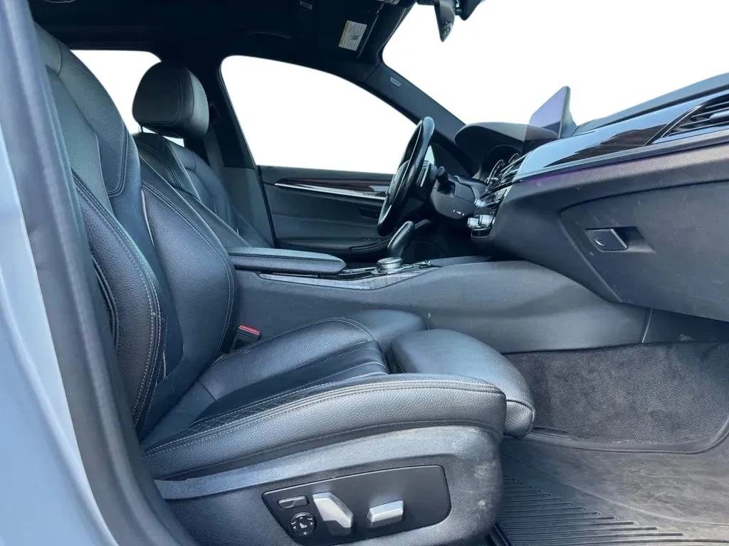 BMW 5 Series photo 14