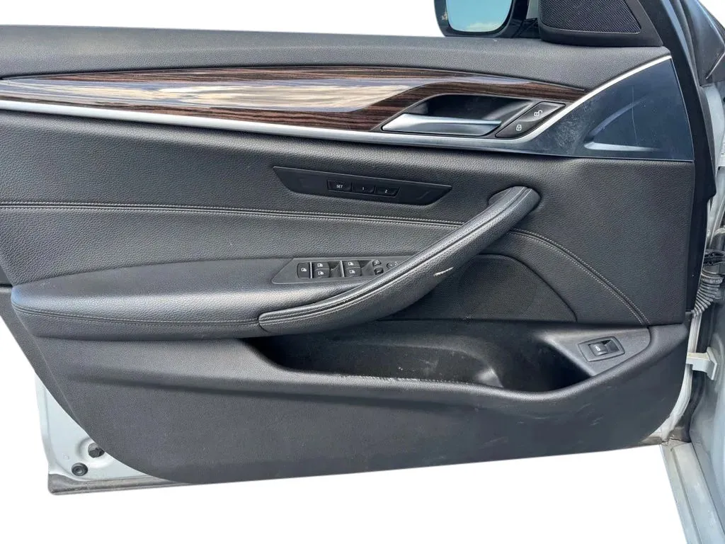 BMW 5 Series photo 12