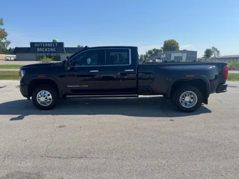 More photos of 2025 GMC Sierra 3500 HD Denali Ultimate at Braden Cadillac GMC, OH