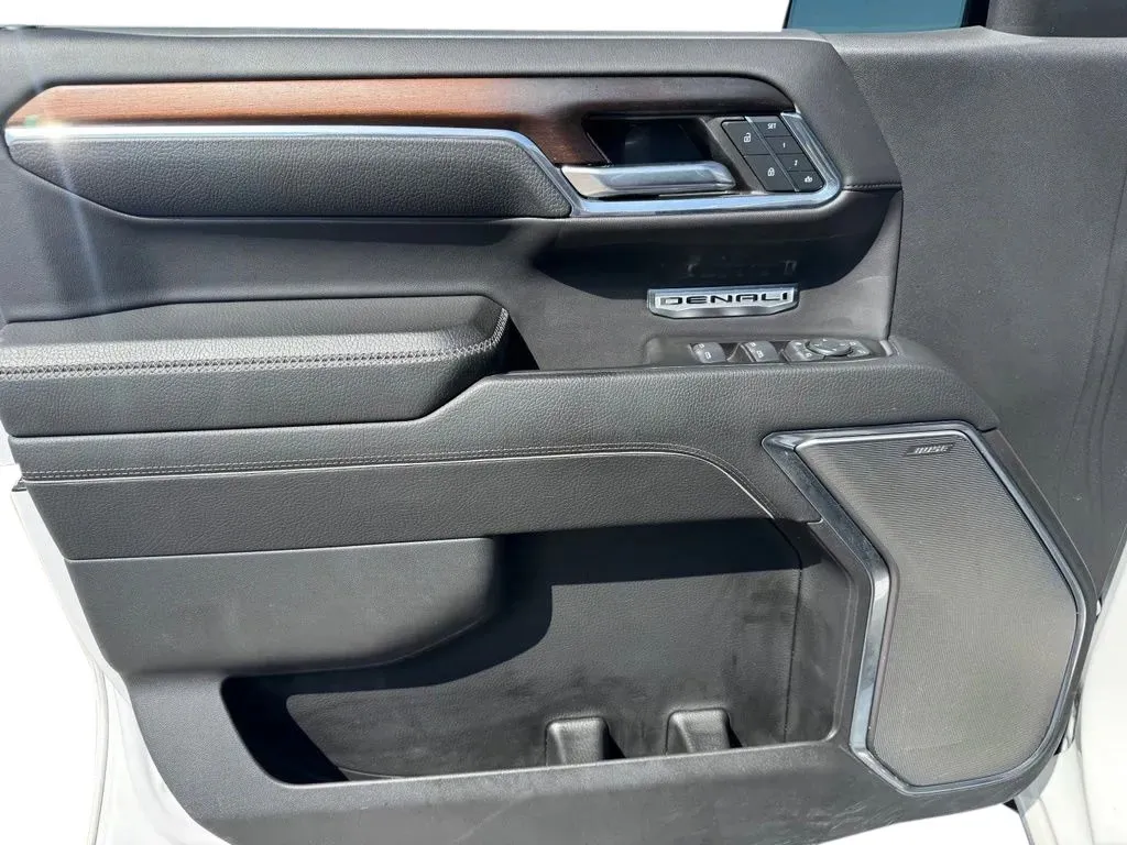 GMC Sierra photo 12