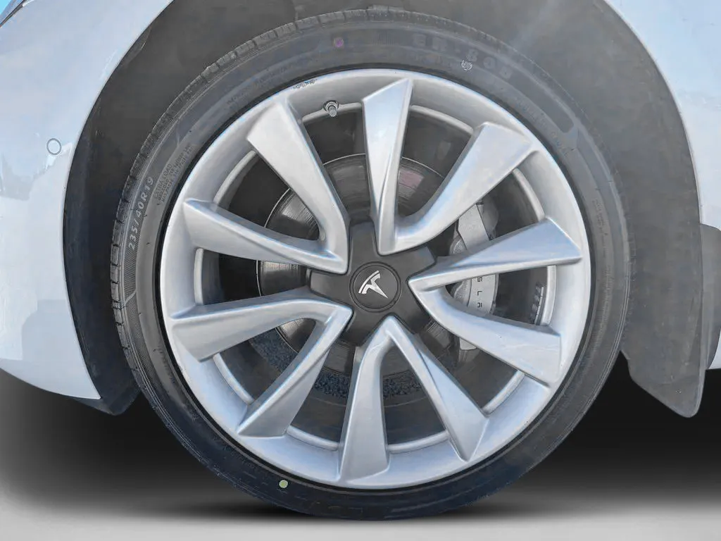 Tesla Model 3 photo 26
