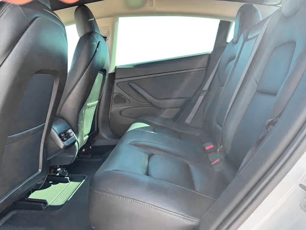 Tesla Model 3 photo 16