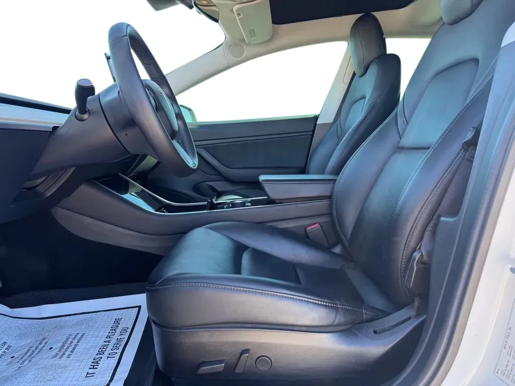 Tesla Model 3 photo 9