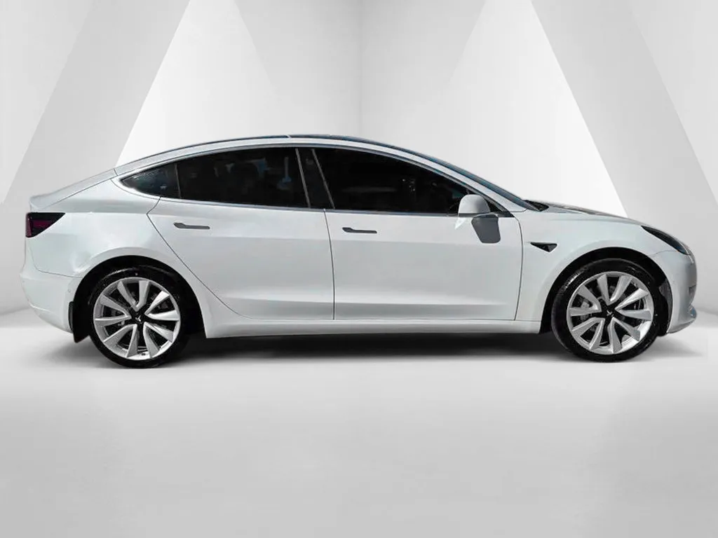Tesla Model 3 photo 8