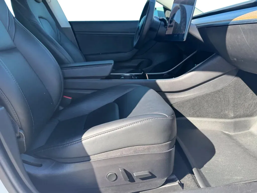 Tesla Model 3 photo 12