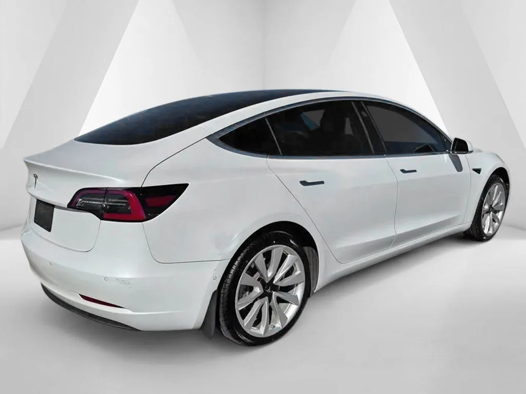Tesla Model 3 photo 7