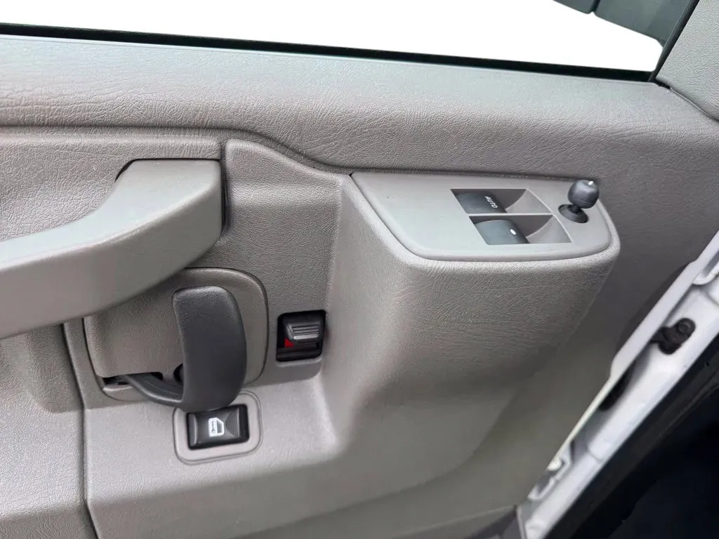 GMC Savana photo 12