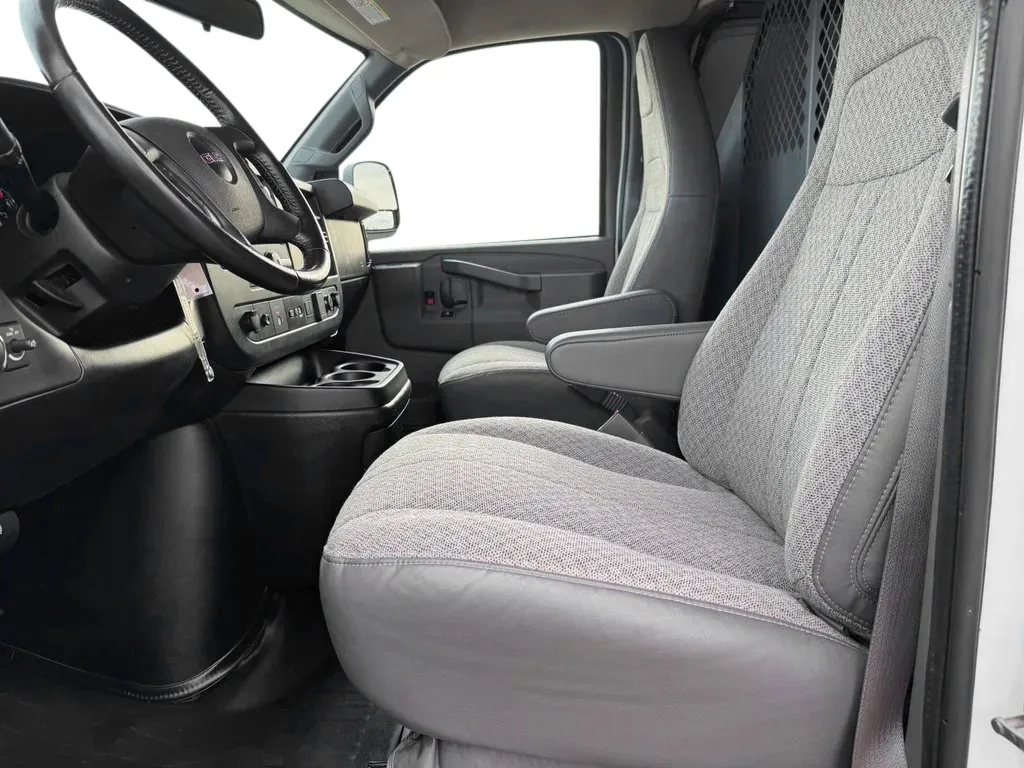 GMC Savana photo 9