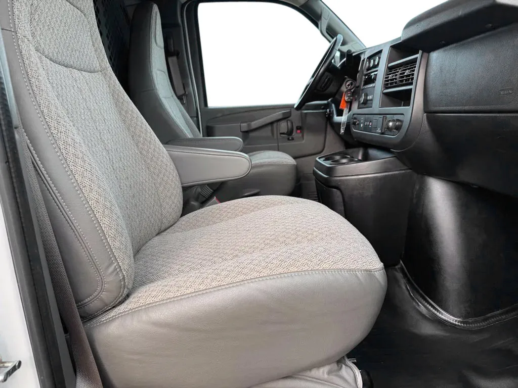 GMC Savana photo 13