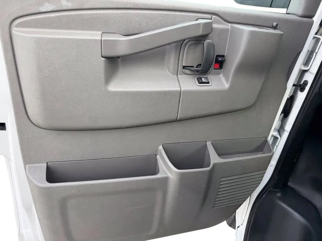 GMC Savana photo 11