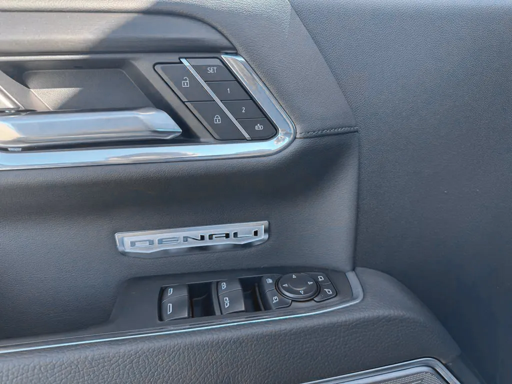 GMC Sierra photo 12
