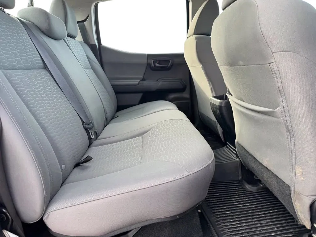 Toyota Tacoma photo 16