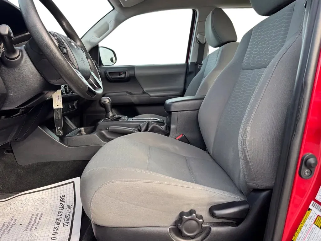 Toyota Tacoma photo 9
