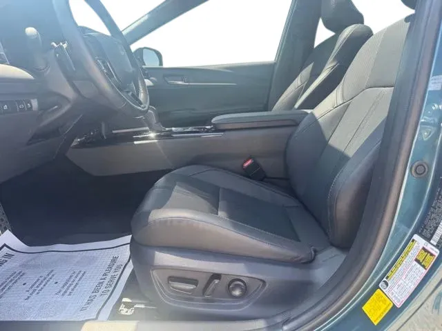 Toyota Camry photo 9