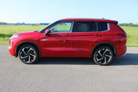 More photos of 2023 Mitsubishi Outlander PHEV SEL at Braden Cadillac GMC, OH