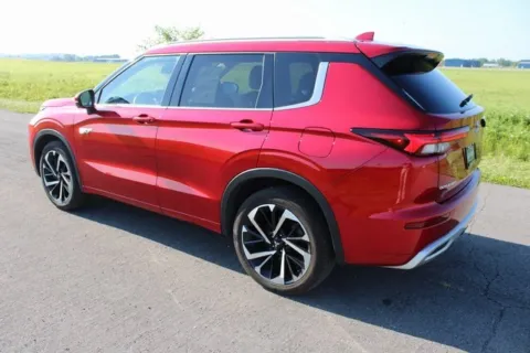 More photos of 2023 Mitsubishi Outlander PHEV SEL at Braden Cadillac GMC, OH