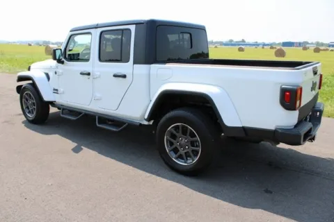 More photos of 2021 Jeep Gladiator Sport at Braden Cadillac GMC, OH
