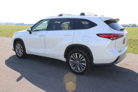 More photos of 2021 Toyota Highlander Platinum at Braden Cadillac GMC, OH