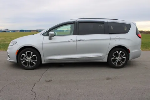 More photos of 2022 Chrysler Pacifica Pinnacle at Braden Cadillac GMC, OH