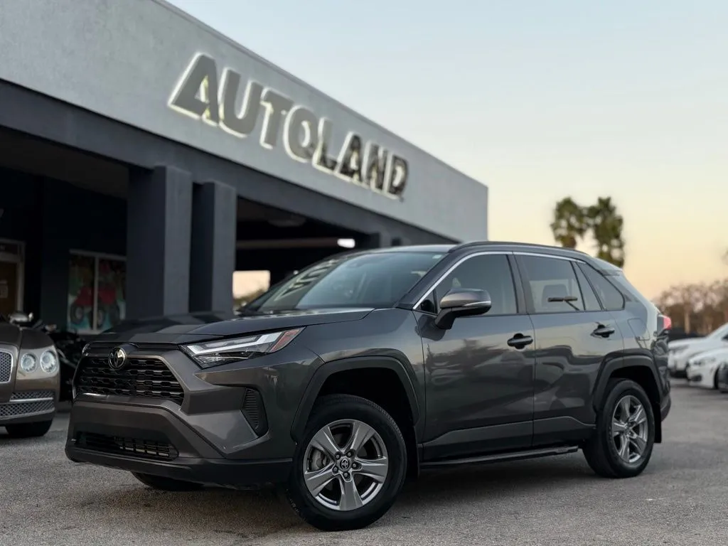 2024 Toyota RAV4 XLE's photo