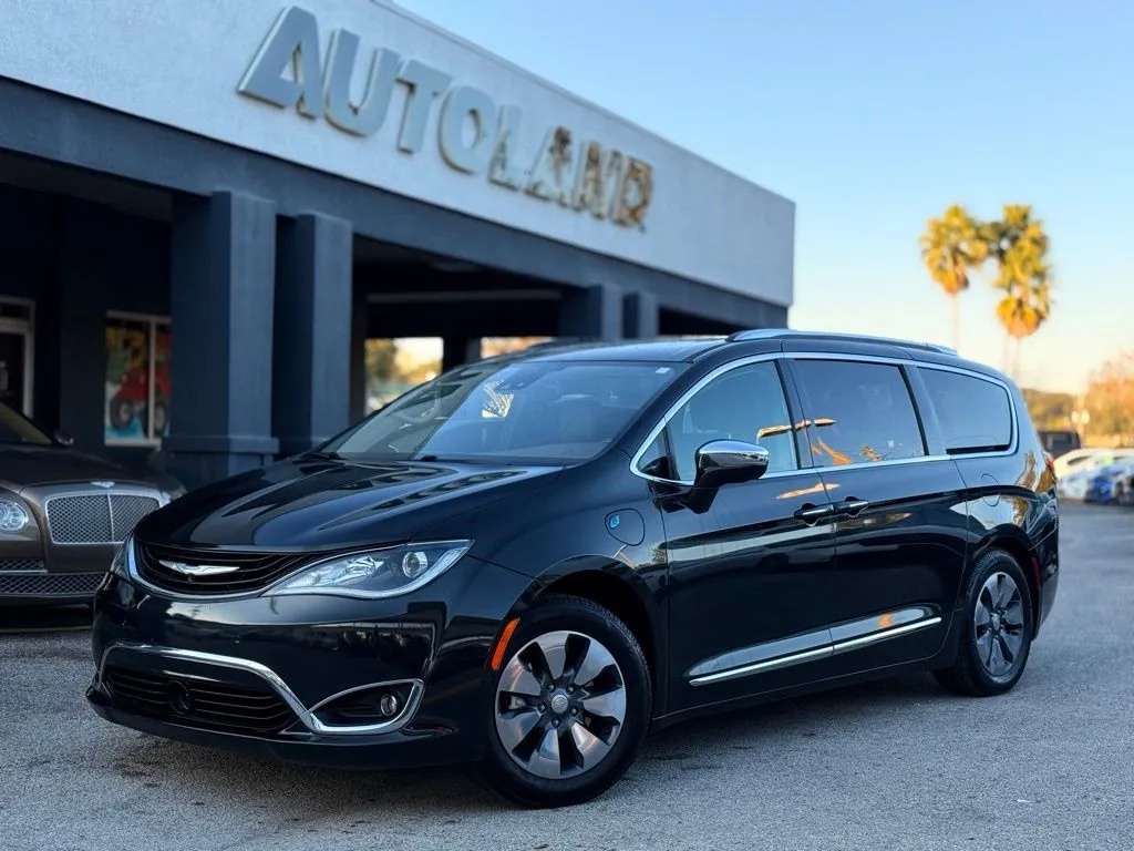 2018 Chrysler Pacifica Hybrid Limited's photo