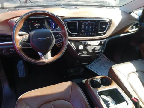 More photos of 2018 Chrysler Pacifica Hybrid Limited at AUTOLAND, FL