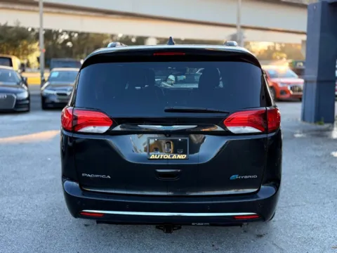 More photos of 2018 Chrysler Pacifica Hybrid Limited at AUTOLAND, FL