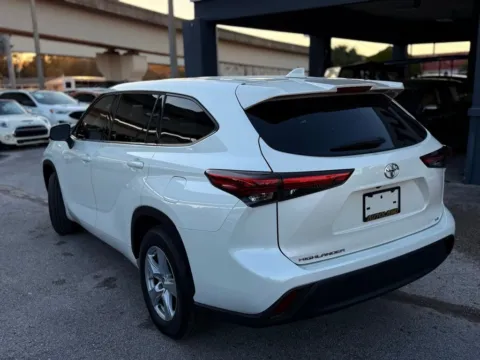 More photos of 2021 Toyota Highlander LE at AUTOLAND, FL