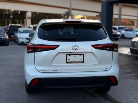 More photos of 2021 Toyota Highlander LE at AUTOLAND, FL