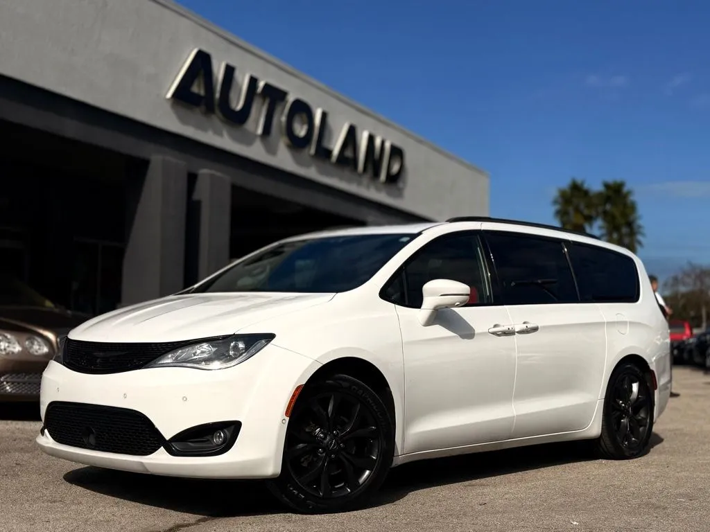 2020 Chrysler Pacifica Limited's photo