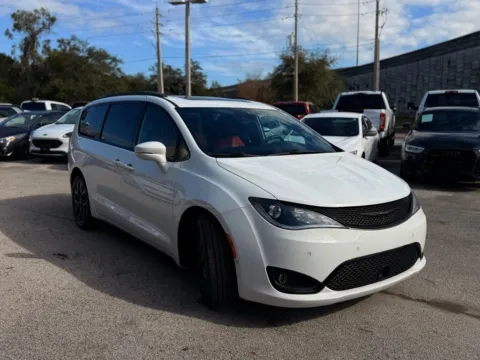 More photos of 2020 Chrysler Pacifica Limited at AUTOLAND, FL