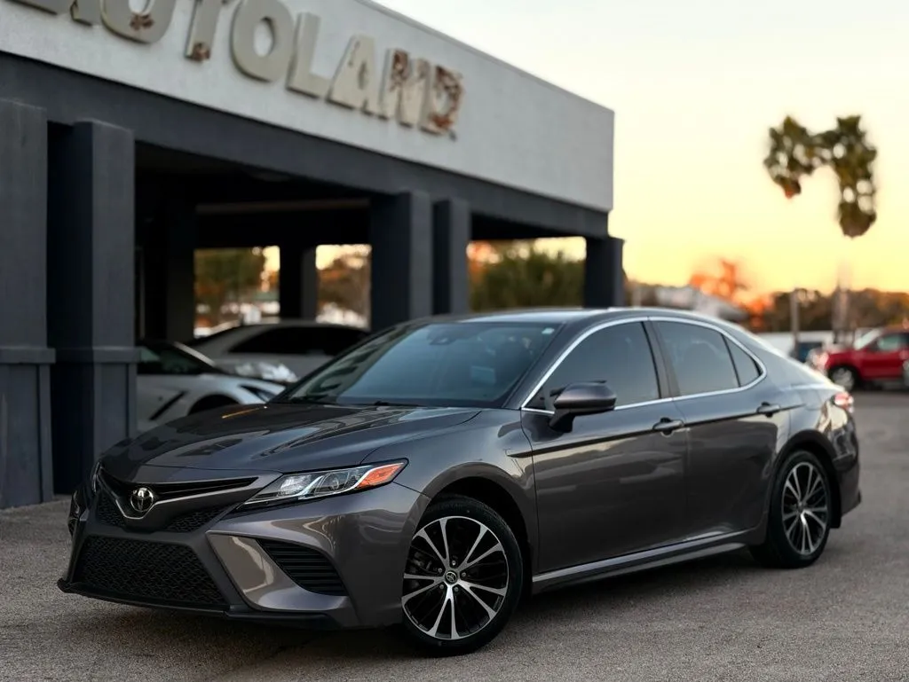 2020 Toyota Camry SE's photo