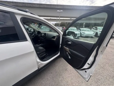 More photos of 2018 Jeep Cherokee Latitude at AUTOLAND, FL