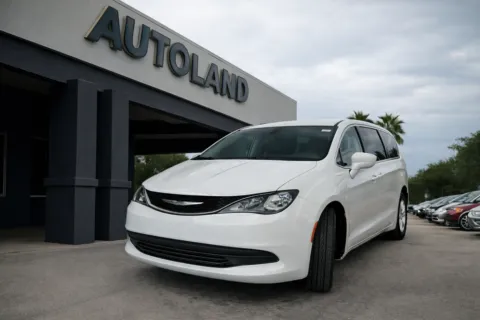 White 2017 Chrysler Pacifica LX for sale in Jacksonville, FL