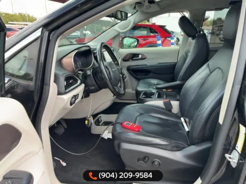 More photos of 2019 Chrysler Pacifica Touring L at AUTOLAND, FL