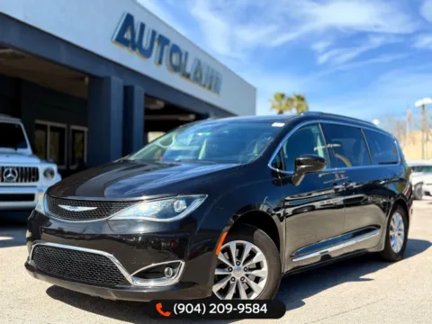 Black 2019 Chrysler Pacifica Touring L for sale in Jacksonville, FL