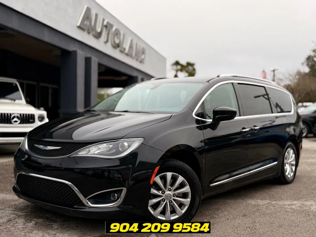 2019 Chrysler Pacifica Touring L's photo