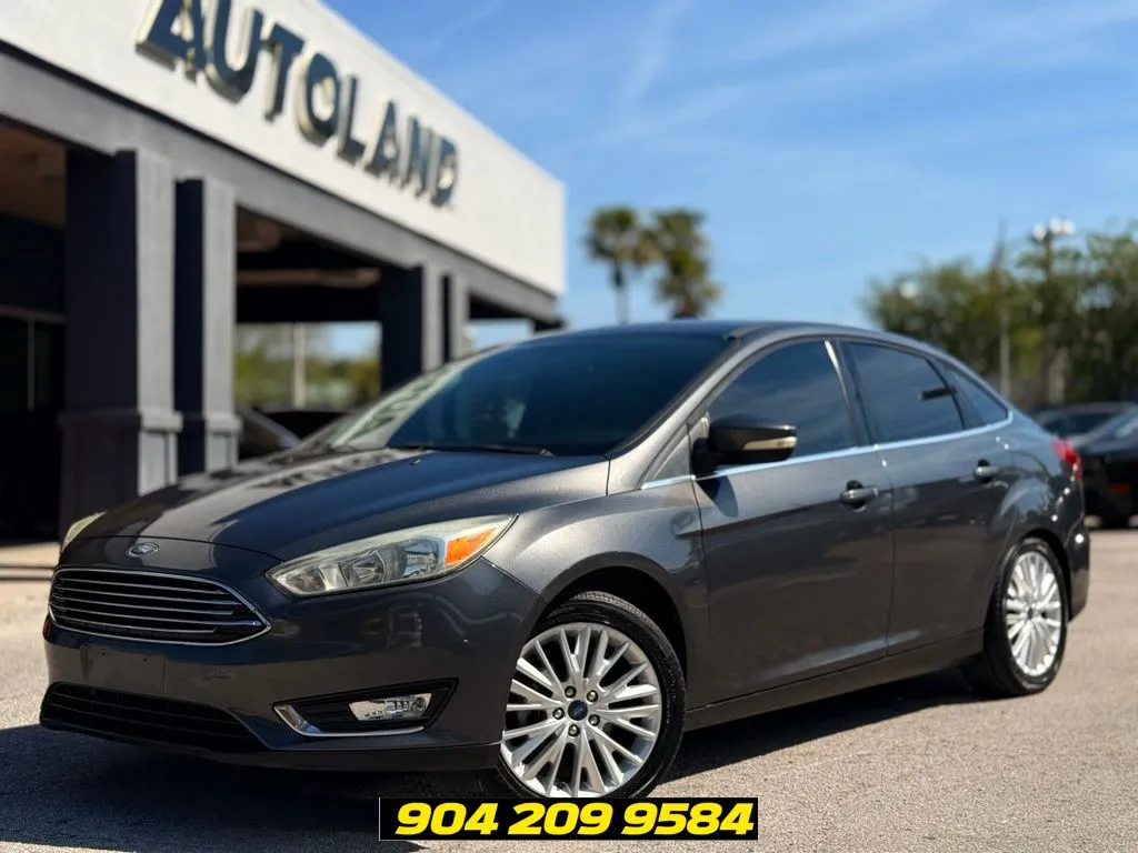 2017 Ford Focus Sedan Titanium's photo