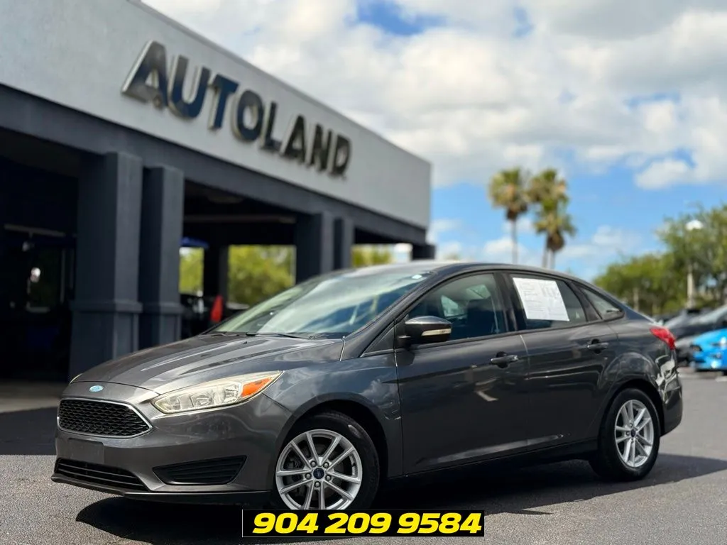 2017 Ford Focus Sedan SE's photo