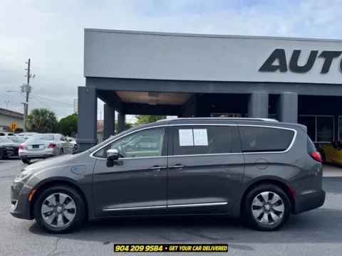 More photos of 2017 Chrysler Pacifica Hybrid Platinum at AUTOLAND, FL
