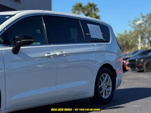 More photos of 2025 Chrysler Pacifica Select at AUTOLAND, FL