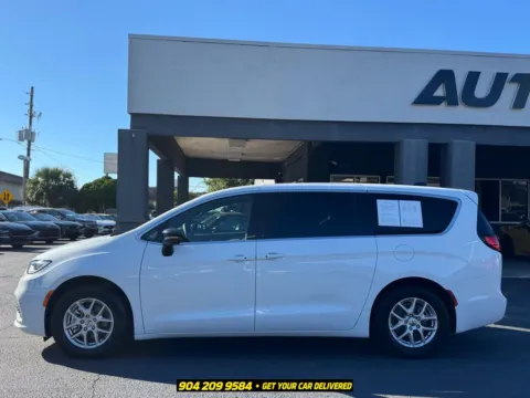 More photos of 2025 Chrysler Pacifica Select at AUTOLAND, FL