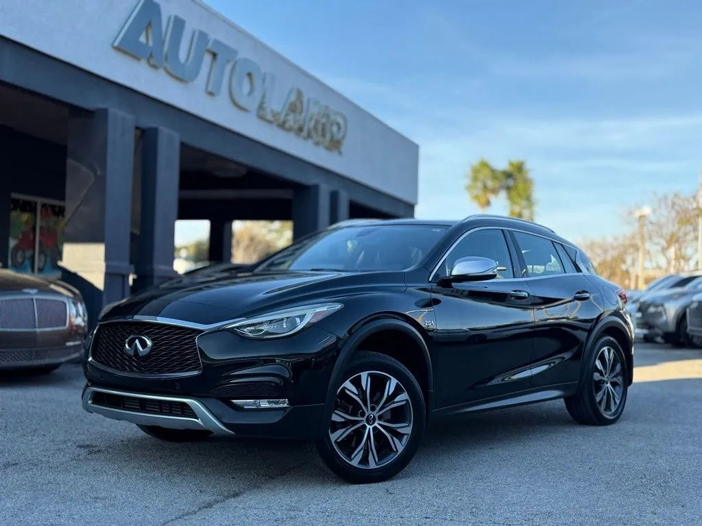 2017 INFINITI QX30 Premium's photo